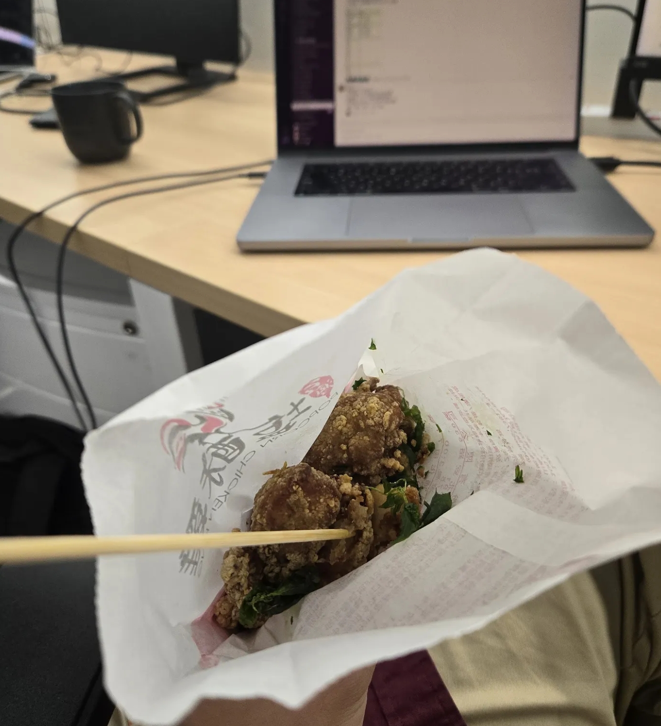 雖然這段在講 AI，但我不知道 AI 可以用什麼照片來表達，所以必須放上 GoFreight 最幸福的福利：每週都會有數不完的理由可以吃到東西！